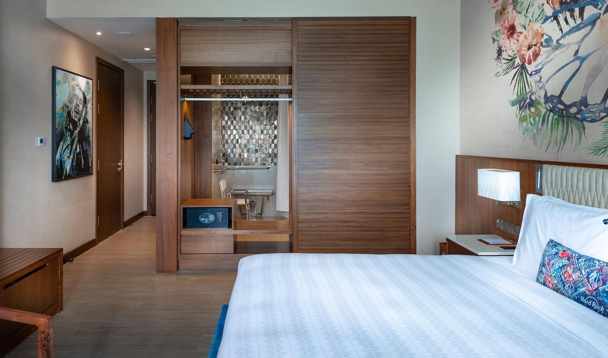 Hard Rock Hotel Desaru Coast Buitenkant foto A bedroom at the hotel