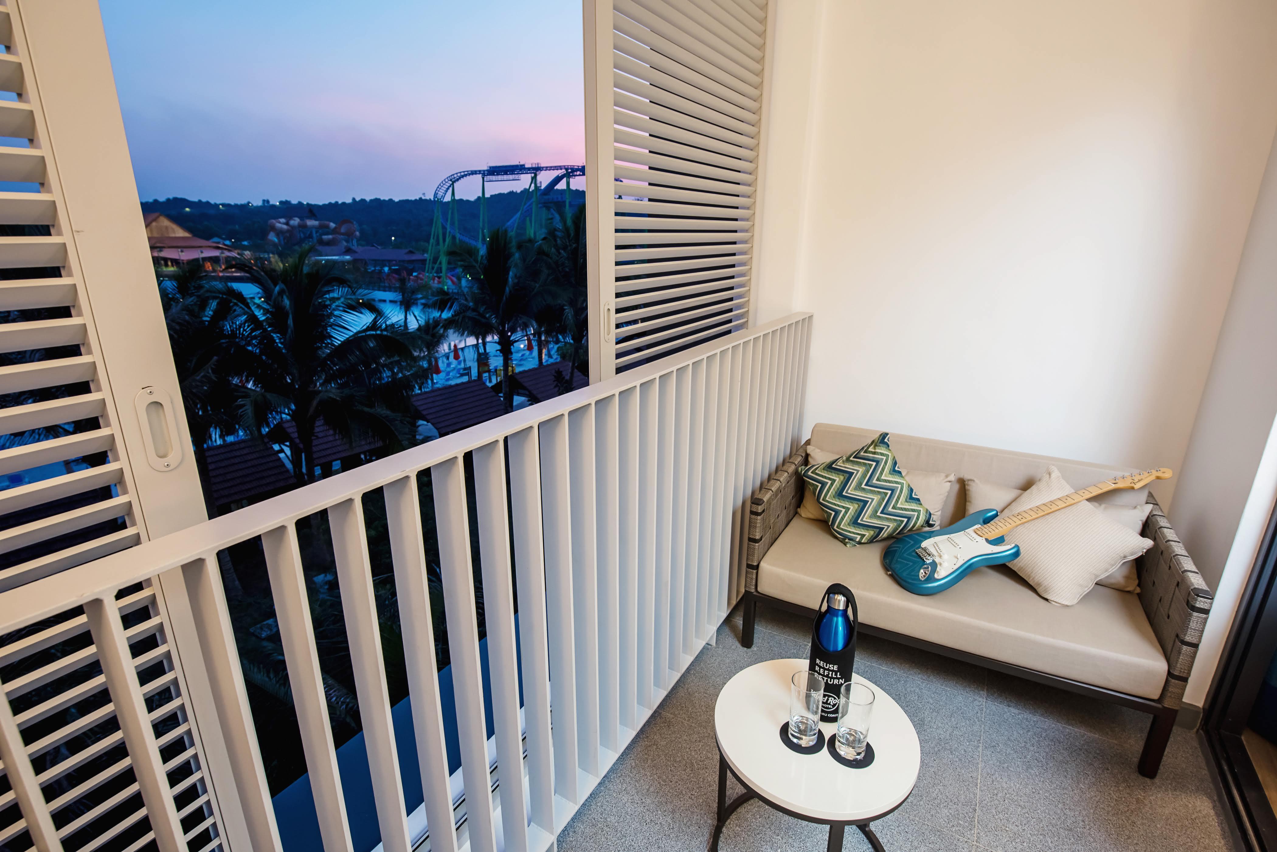 Hard Rock Hotel Desaru Coast Buitenkant foto A balcony at the hotel