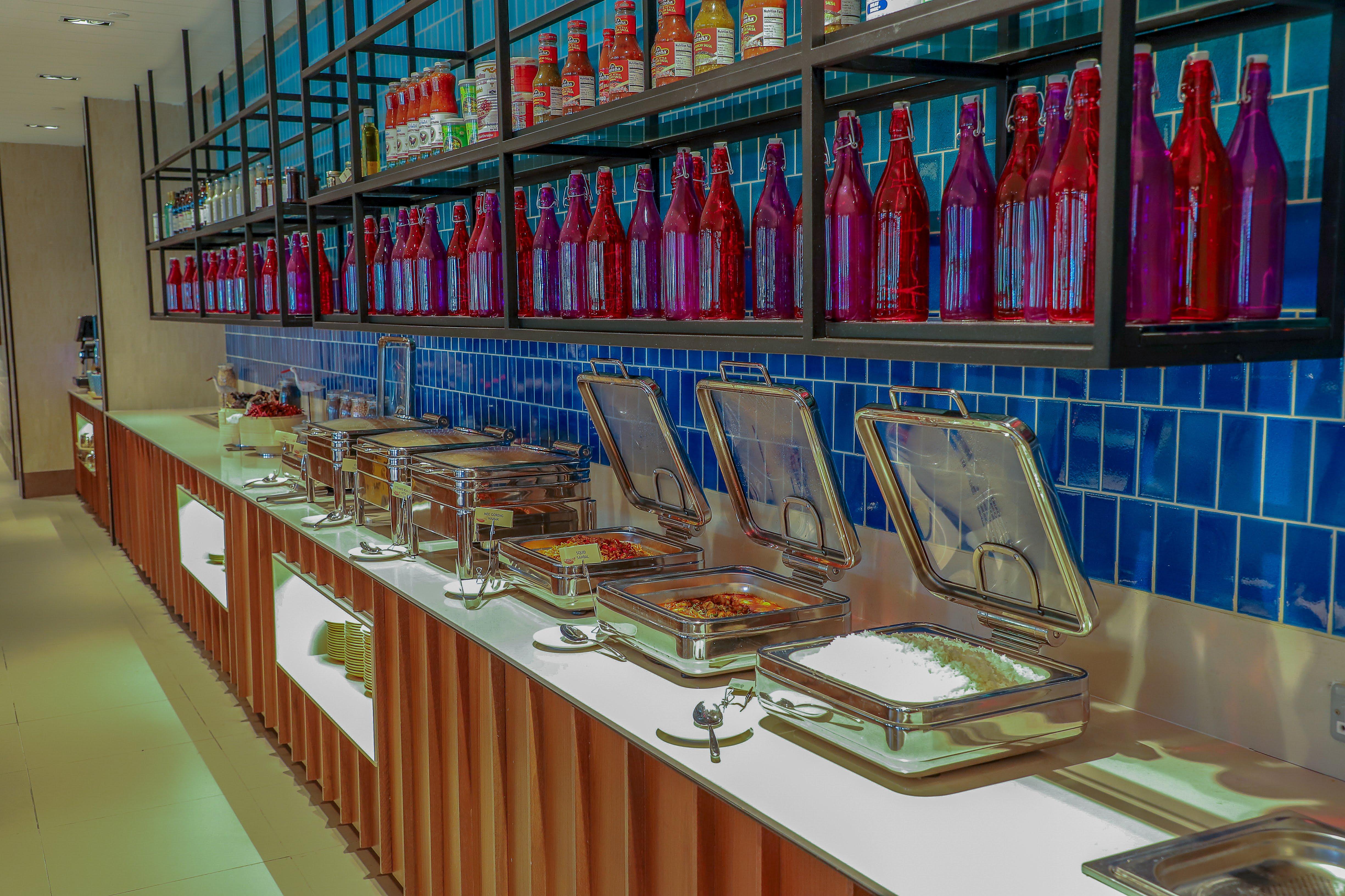 Hard Rock Hotel Desaru Coast Buitenkant foto A buffet at a restaurant