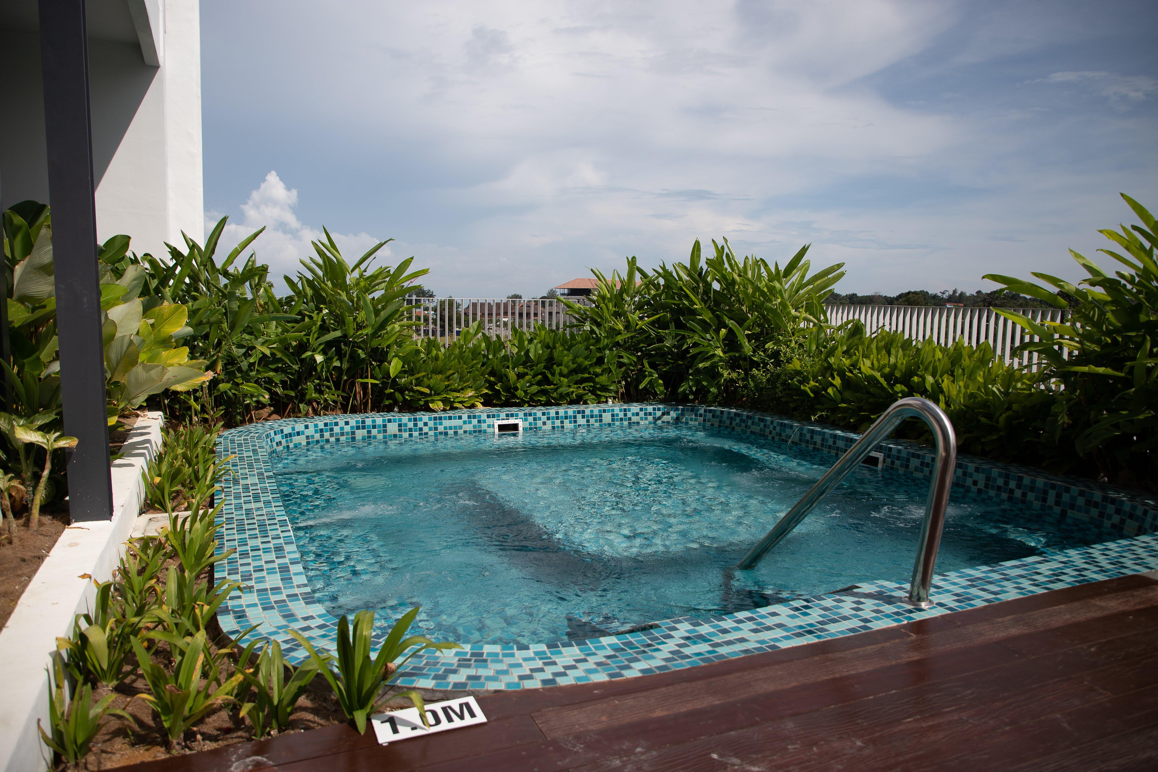Hard Rock Hotel Desaru Coast Buitenkant foto A rooftop swimming pool in Singapore