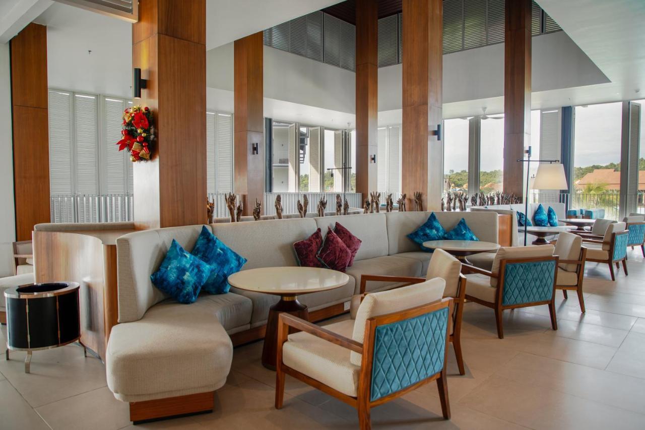 Hard Rock Hotel Desaru Coast Buitenkant foto The lounge at the airport