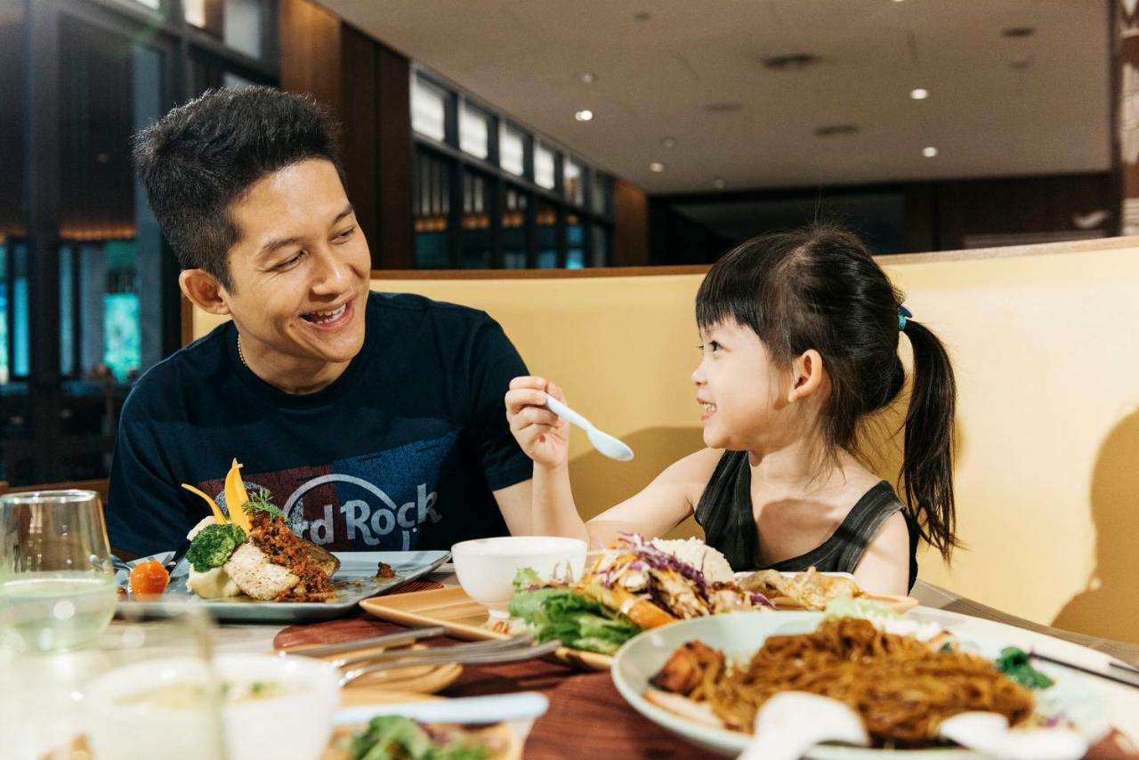 Hard Rock Hotel Desaru Coast Buitenkant foto A father and daughter at a restaurant