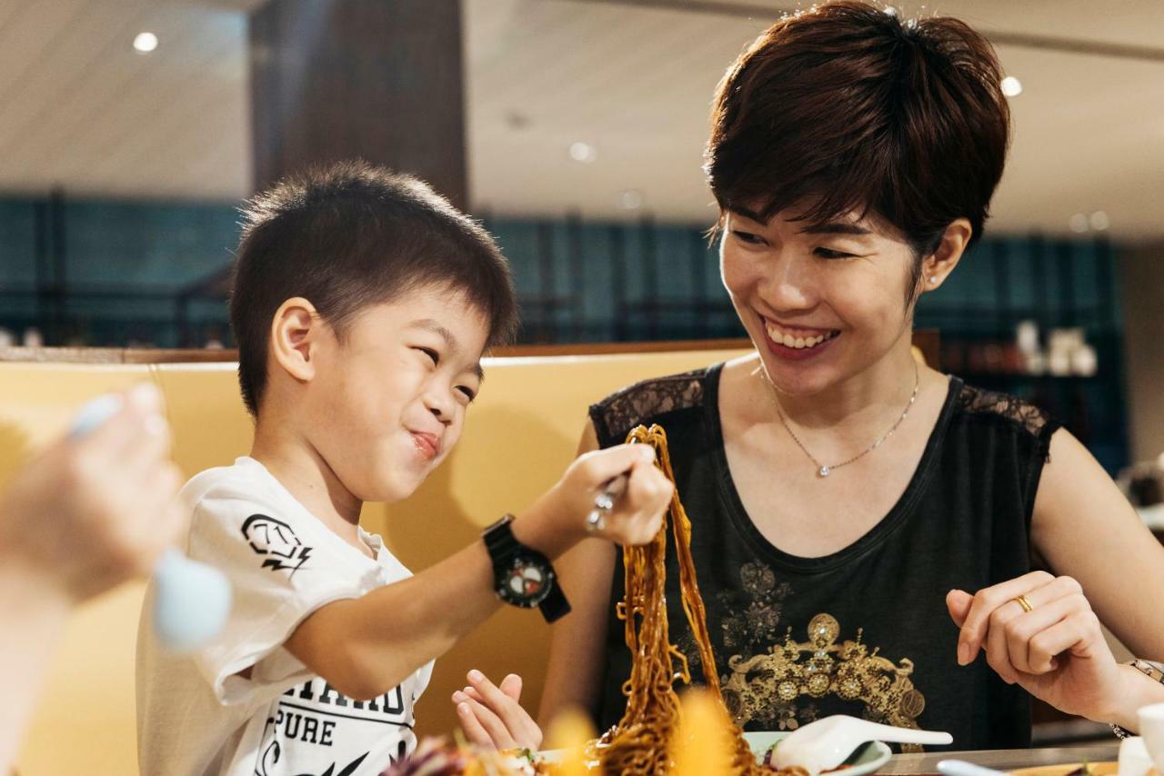 Hard Rock Hotel Desaru Coast Buitenkant foto A mother and child eating mee siam