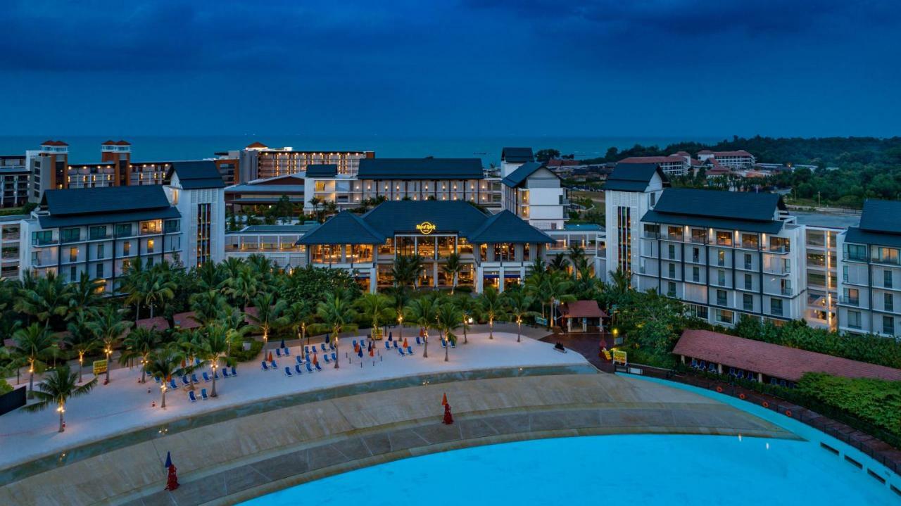 Hard Rock Hotel Desaru Coast Buitenkant foto The Village
